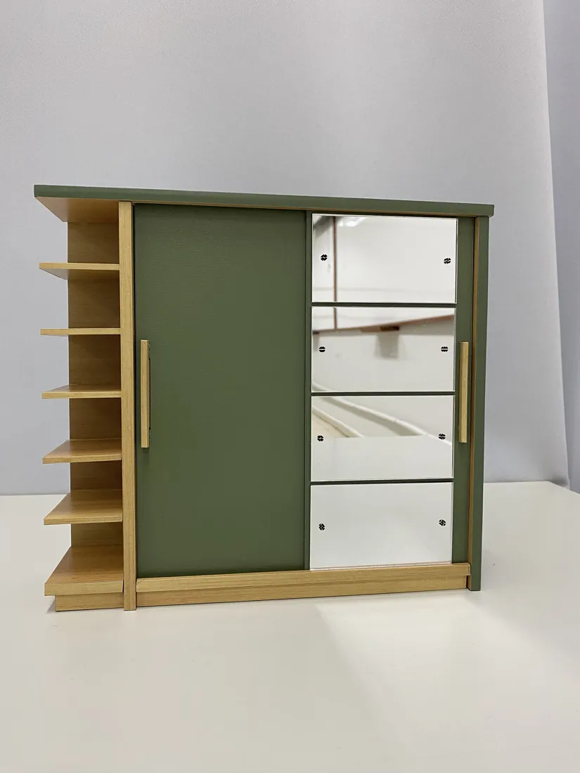 Maquete pronta e fechada: porta verde, porta de espelho, nichos de madeira na lateral esquerda.